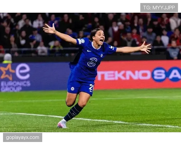 亚历克斯·摩根训练完顺手买了个包，价格够我交一年房租